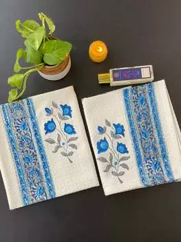 Пара хлопковых полотенец для рук с блочным принтом