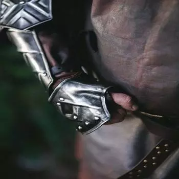 Пара наручей из вороненой стали для косплея гномов из LOTR