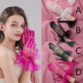 Пара прозрачных сетчатых перчаток длиной до запястья с пальцами, подходящих в качестве аксессуаров для свадьбы невесты или женских танцев.