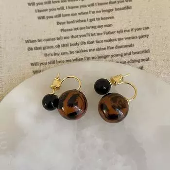 Пара сережек-гвоздиков из смолы с леопардовым принтом в форме шариков для женщин в стиле Майяра, элегантные и модные серьги для поездок на работу и обратно.