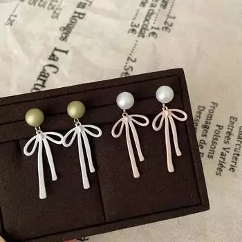 Пара сережек-гвоздиков с матовым бантом и жемчугом для женщин, милые и изысканные универсальные серьги и серьги.