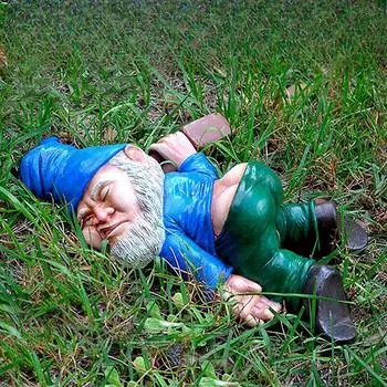 Пародия Пьяный Гном на Земле Смола Украшение Гном Рождественский Дизайн Украшение для Двора Смола 12cm