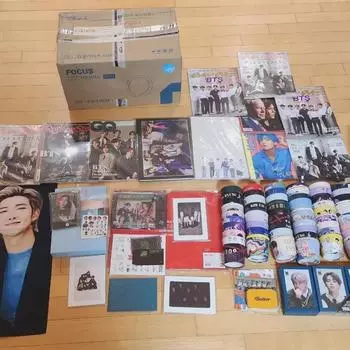 Партия предметов коллекционирования, таких как армейские товары BTS, фотокарточки, пазлы, календари, буклеты и т. д.
