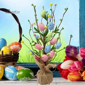 Пасхальное украшение для настольной елки. Искусственные шелковые цветы и мини-красочные пасхальные яйца. Орнамент ветки дерева, завернутый на деревянную основу. Креативная фотография E