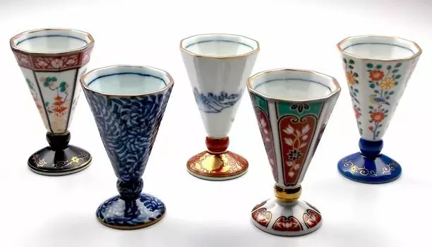 Печь для обжига Rinkurou в старинном стиле Имари. Измененная картинка. Набор из 5 чашек для сакэ. Изделия Hasami. Саке. Вино. Ликер. Аперитив. Вино Shaoxing. Фарфор. Античный стиль. Арита.