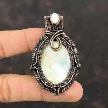 Перламутровый кулон, обернутый медной проволокой, кулон ручной работы, уникальное медное ювелирное изделие, кулон с драгоценным камнем для подарка, перламутровые украшения