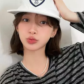 Personality unique spiral ribbon stud earrings women s exquisite design sense high-grade silver needle earrings simple cold wind earrings 925 silver needle