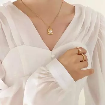 Personalized Design High-End Accessories, French Style Fashion Temperament Imitation Pearl Square Brand Pendant Necklace Women