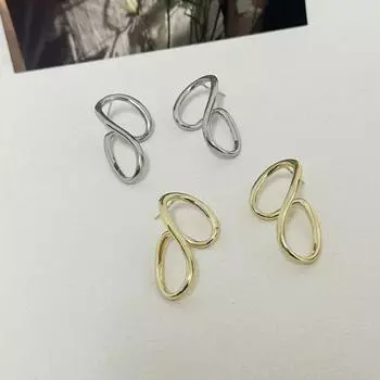 Personalized simple lines around the 8-shaped earrings золотой