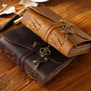 ПЕРСОНАЛИЗИРОВАННЫЙ кожаный журнал Key A5, простая белая/винтажная бумага | Толстая зернистая кожа | Журнал Grimoire | Подарки. (пакет из 2) 7 x 5 in (pack of 2) коричневый/темно-коричневого