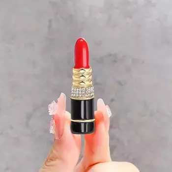 Персонализированная инкрустированная бриллиантами брошь в виде помады для женщин, креативный каплевидный корсаж, нишевый высококачественный дизайн, аксессуары для булавки