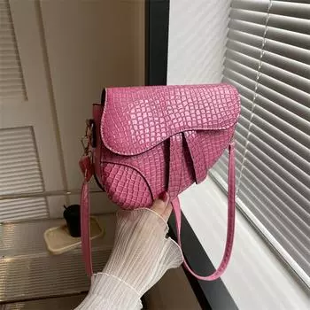 Персонализированная однотонная нишевая маленькая сумка высокого качества для женщин 2024 года, новая модная сумка-седло, иностранный стиль, популярная сумка чёрный