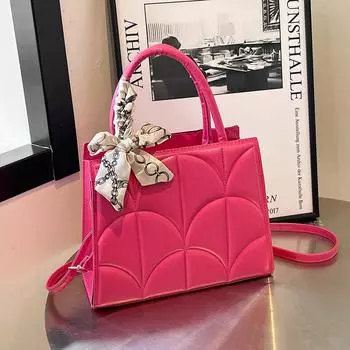 Персонализированная простая легкая роскошная сумка через плечо 2024 года, новая красивая нишевая дизайнерская модная сумка-мессенджер, портативная маленькая квадратная сумка чёрный