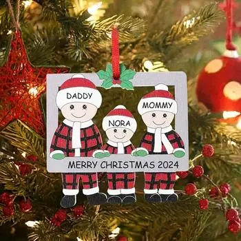 Персонализированная семейная рождественская деревянная подвеска с персонализированными именными бирками, подходящая для украшения рождественских праздников.