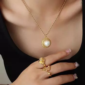 Персонализированное ожерелье в форме соломенной шляпы во французском нейтральном стиле с инкрустацией из искусственного жемчуга из титановой стали, покрытое цепочкой на ключицу из 18-каратного золота