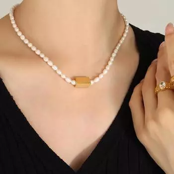 Персонализированный дизайн Sense Temperament Трехмерная гравировка треугольника Улыбающееся лицо Сращивание пресноводного жемчуга Ожерелье