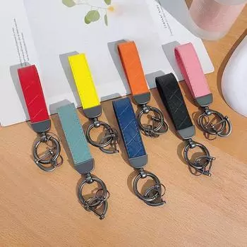 Персонализируемый кожаный брелок для ключей с пряжкой в форме подковы для пар, дизайн с защитой от потери, стильная металлическая подвеска для автомобиля. красный