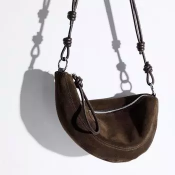 Первый слой из овчины растительного дубления - унисекс, нишевая, вместительная сумка-полумесяц, высококачественная кожа, через плечо.