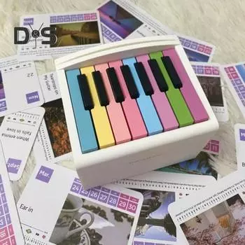 Пианино календарь 2025 Мини пианино настольный календарь с 52 нотами на 27 карточках USB перезаряжаемое пианино для друзей чёрный