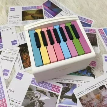 Пианино календарь 2025 Мини пианино настольный календарь с 52 нотами на 27 карточках USB перезаряжаемое пианино для друзей белый