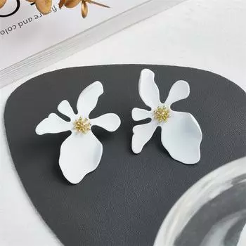 Pinkdudu Exaggerated White Flower Stud Earrings Green White Flower Stud Earrings Simple Casual Jewelry OG091 белый