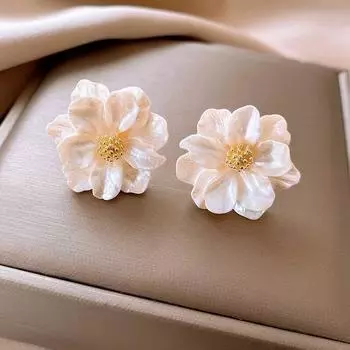 Pinkdudu White Flower Earrings Camellia Zinc Alloy Earrings Stud Earrings Women Elegant Earrings for Gift PD2217 белый