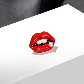 Пламя Красная Брошь Губа Женская Фиксированная Одежда Артефакт Жемчужный Корсаж Анти-Светлая Заколка для Вырезов Темперамент Костюм Аксессуары