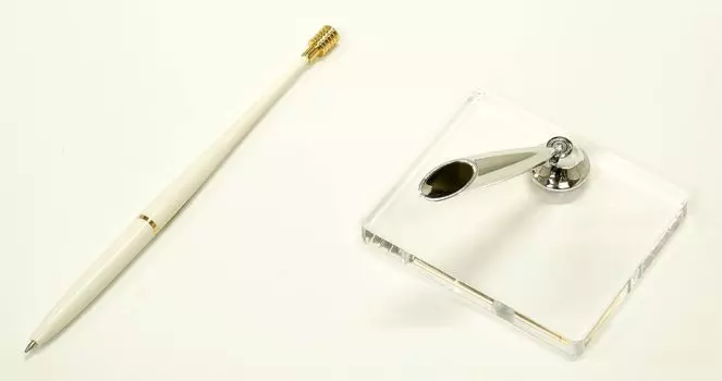 Plastic pen holder with a hole at the top for attaching gimmicks clear acrylic pen stand with silver pen holder + Q-S6P1-1