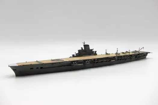 Пластиковая модель авианосца ВМС Японии Taiho специальной серии 1/700 №21 (Деревянная палуба) серый