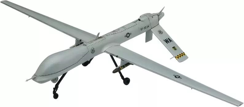 Пластиковая модель беспилотного штурмовика Platz MQ-1A в масштабе 1/72