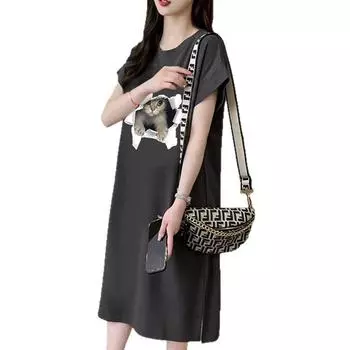 Платье-футболка с короткими рукавами. Новый повседневный летний стиль. Свободное и стройнящее. Модное прямое платье средней длины с принтом. M чёрный