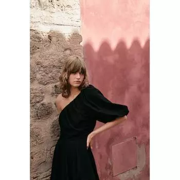 Платье HM на одно плечо с объемным подолом, черное