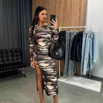 Платье облегающего кроя с круглым вырезом, принтом, разрезом, длинными рукавами, юбкой средней длины с запахом на бедрах S красный