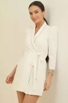 Платье с мягкими плечами, полуподкладкой внутри, плиссированными рукавами с одной стороны и цепочкой.