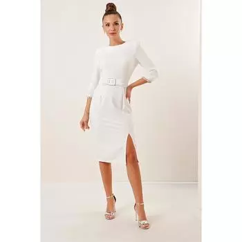 Платье с поясом из перьев и камнями на рукавах