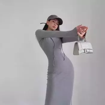 Платье-свитер с капюшоном на осень/зиму – сексуальный, длиной до колена, с длинными рукавами и облегающим дизайном