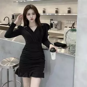 Платье-юбка с V-образным вырезом и высокой талией, плиссировкой и пуговицами, с оборками на бедрах S чёрный