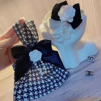 Платье в клетку для собак Милый цветочный головной убор Милое плюшевое платье на бретельках Одежда для щенков Платья для собак для маленьких собак Дизайнер одежды для собак XS