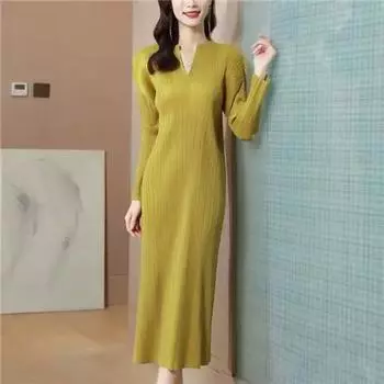 Платье Женское платье для матери, платье для ранней весны, свободное, с V-образным вырезом, сплошное, плиссированное платье one size чёрный