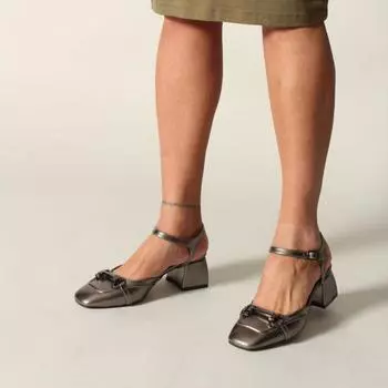 Платиновые женские классические туфли на каблуке из мятой лакированной кожи