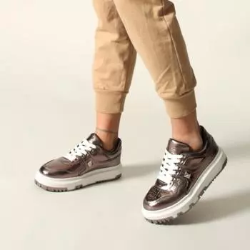 Платиновые женские кроссовки из мятой лакированной кожи