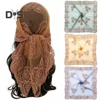 Платок на голову квадратный шарф с кружевной вышивкой розовые элементы мягкая ткань кружево головной убор акцент одежды темно-синий