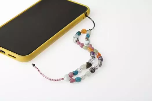 Плетеный ремешок для телефона из натурального камня макраме