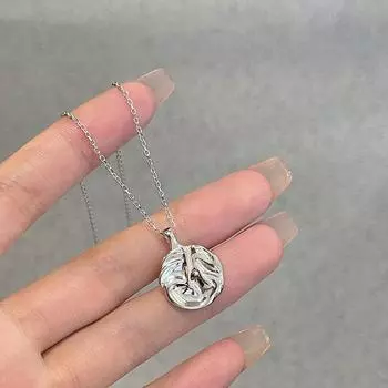 Плиссированное ожерелье с подвеской нерегулярной текстуры и ключичной цепочкой, индивидуальность, модный нишевый дизайн, тенденция