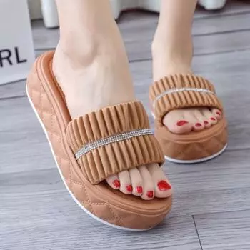 Плиссированные тапочки со стразами, женская летняя одежда 2025 года, новая модная универсальная пляжная обувь, нескользящие классные тапочки на платформе 36 чёрный