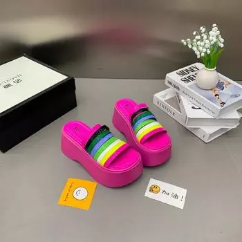 Пляжные тапочки ярких цветов на толстой подошве. Новые женские летние стильные универсальные шлепанцы. Босоножки с открытым носком соответствующего цвета. 35 чёрный