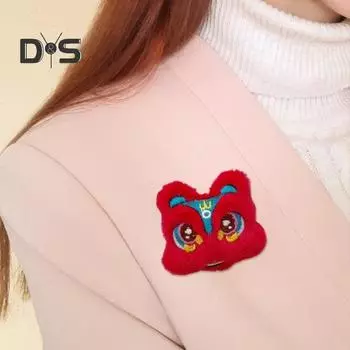 Плюшевая брошь в виде танцующего льва в китайском стиле, символ удачи, праздничная одежда на Новый год, сумка, булавка для шарфа, значок на грудь красный