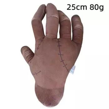 Плюшевая игрушка вокруг куклы pictured