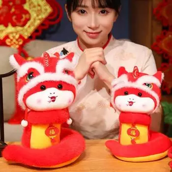 Плюшевая кукла Змея 2025 год змеи мягкая игрушка для китайского Нового года домашний декор мягкие плюшевые игрушки со шляпой льва подарок для семьи и детей M