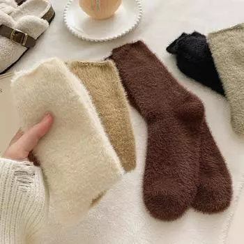 Плюшевые носки женские осенние и зимние утолщенные мягкие теплые носки для сна дома норковые бархатные ежемесячные носки до середины икры зимние one size чёрный